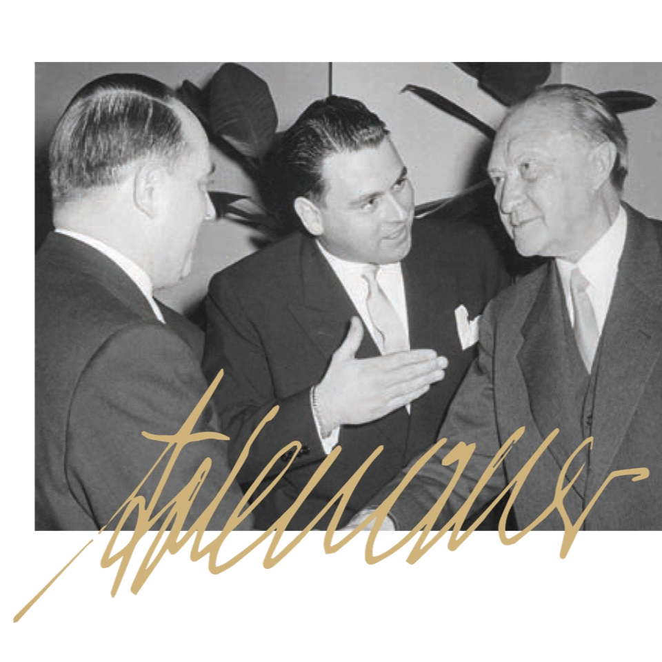 Historische Aufnahme von Konrad Adenauer im Gespräch mit zwei Männern