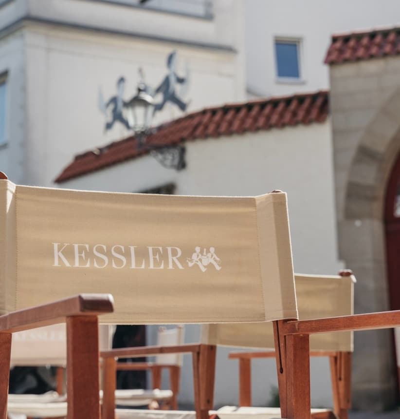Kessler Sekt Bar: Außenbereich der KESSLER Erlebniswelt mit stilvollem Ambiente in Esslingen