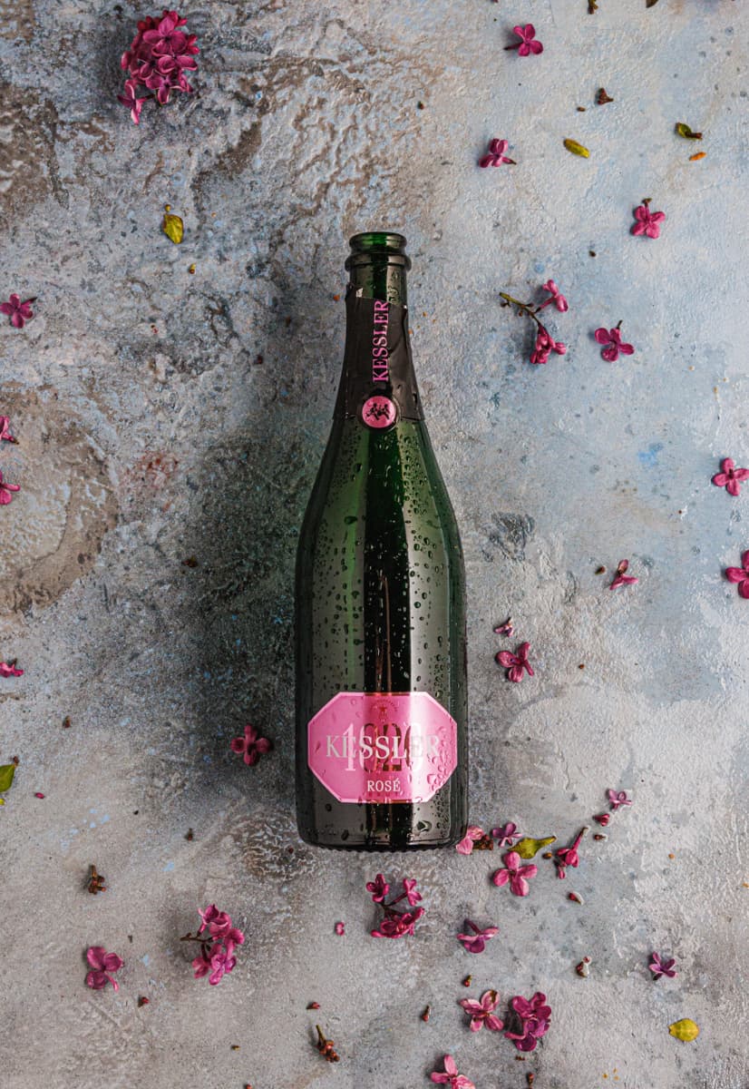 Kessler Sekt Bar: KESSLER Rosé Sekt mit feiner Perlage und elegantem Flaschendesign