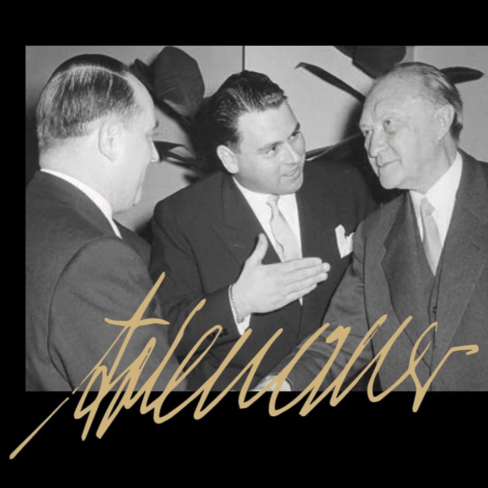 Historische Aufnahme von Konrad Adenauer im Gespräch mit zwei Männern