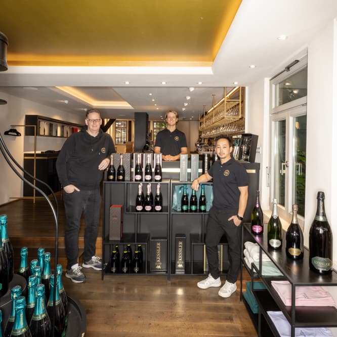 Kessler Sekt Karriere: Team der ältesten Sektkellerei Deutschlands im KESSLER Shop und Barbereich